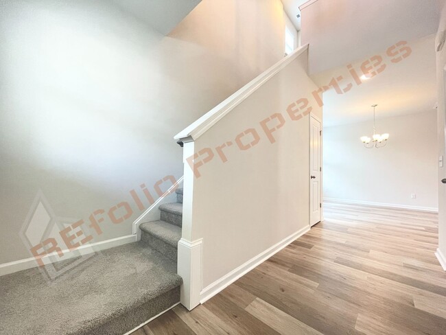 Building Photo - Beautiful 4 Bedroom 2.5 Bathroom Home w/ G...