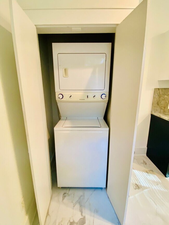 Building Photo - Beautifully Renovated 2bdrm/1.5bth Row House Located in Historic Church Hill!!