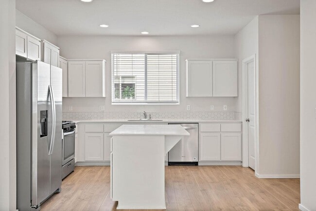 Building Photo - Sparkling clean newer 4-bdrm/3.5-bath townhome. 2-car garage, near Forest Park, $500 move-in special