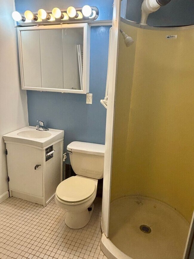 Building Photo - 3 bedroom 2 bath home centrally located!
