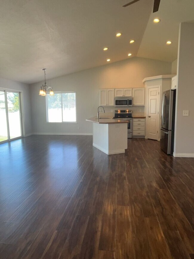 Building Photo - 1537 Foxglove Ave