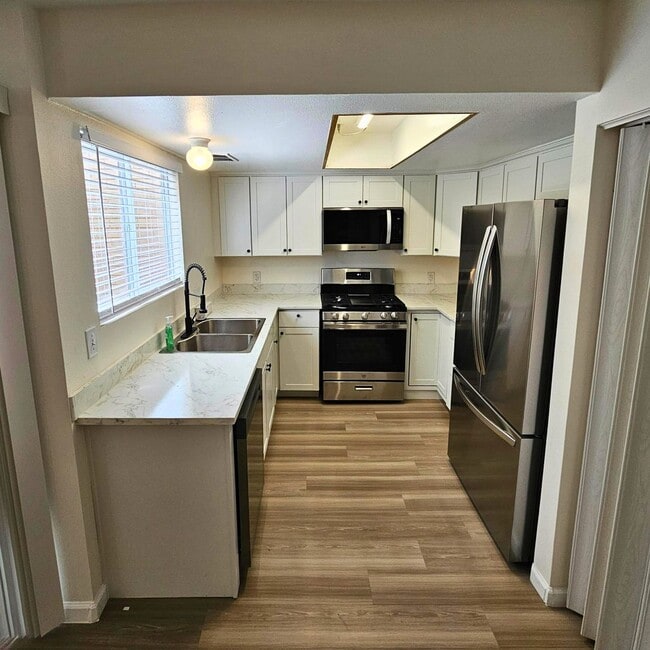 Building Photo - 3BR/2BA Townhome in NLV!