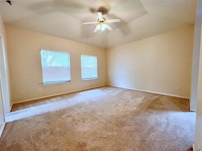 Building Photo - 4723 Silverlake Dr