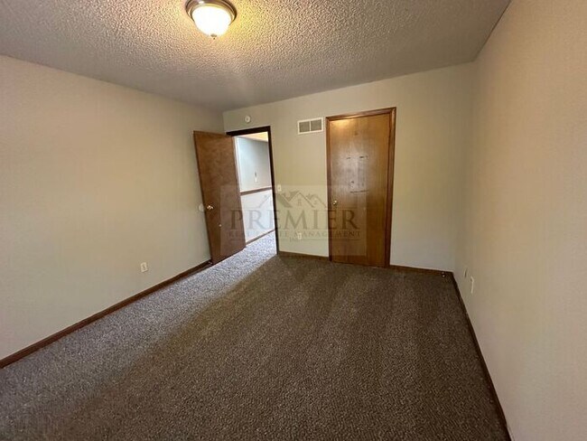 Building Photo - 1039 Dean Dr