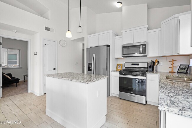 Building Photo - 14761 Mike a Mendoza Ave