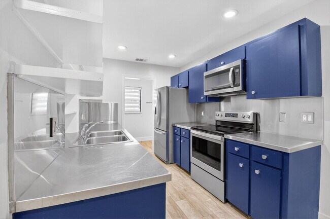 Building Photo - 725 Heron Dr