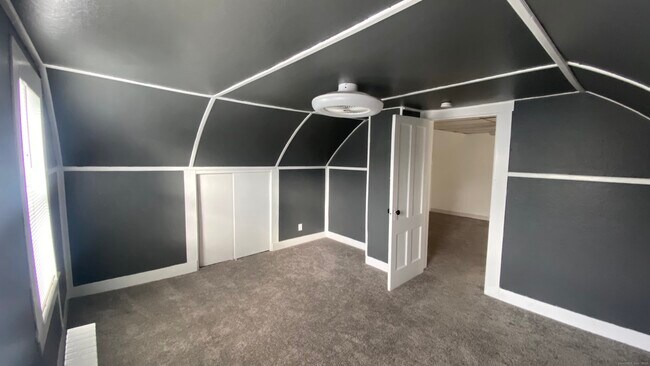 Building Photo - 26 Pine St