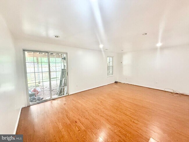 Building Photo - 8594 Enochs Dr