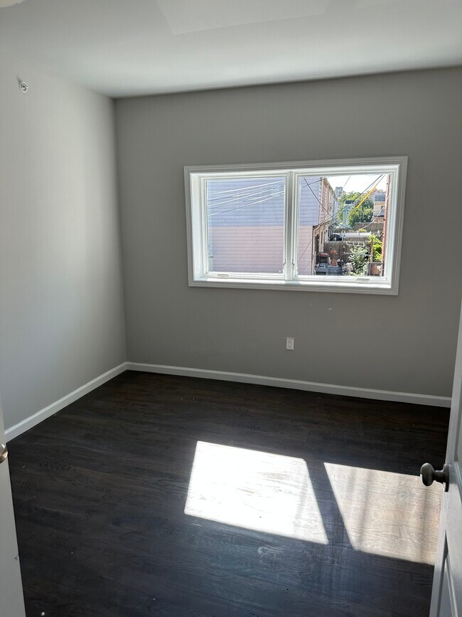 Building Photo - 559 Ocean Ave