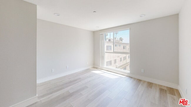 Building Photo - 953 N Mariposa Ave