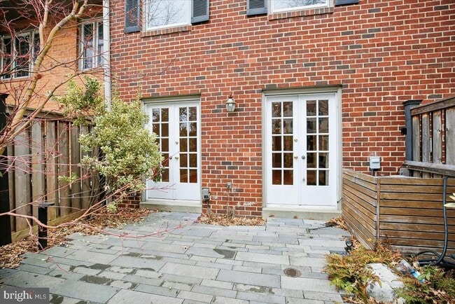 Building Photo - 1620 Beekman Pl NW