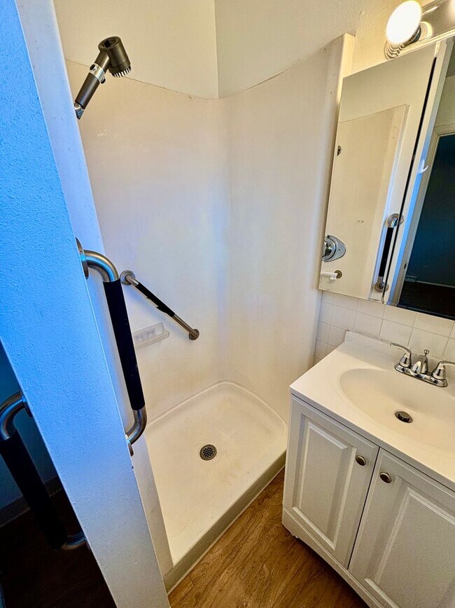 Building Photo - Expansive 5-Bedroom Home with Modern Comfort & Flexible Living Space! Available Now!!