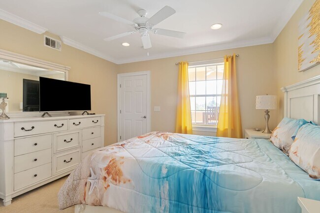 Building Photo - Beautiful furnished 2/2 condo with stunning water view available May 2026 for a short-term stay