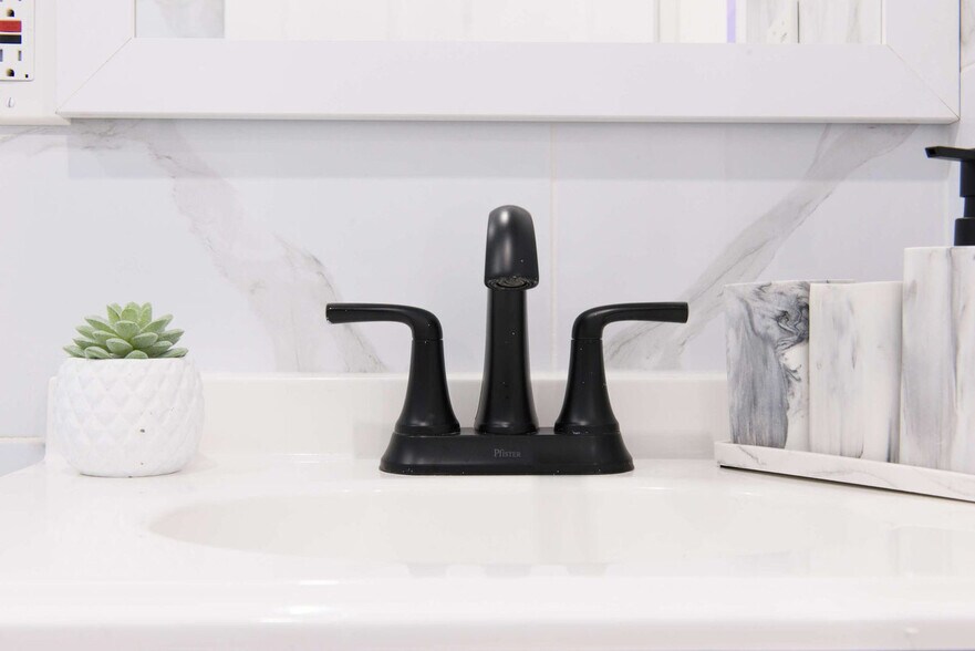 Building Photo - 240e E 75th St