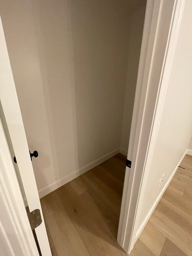 Building Photo - Italian Villages | 1-Bedroom, 1-Bath Basement (End Unit)