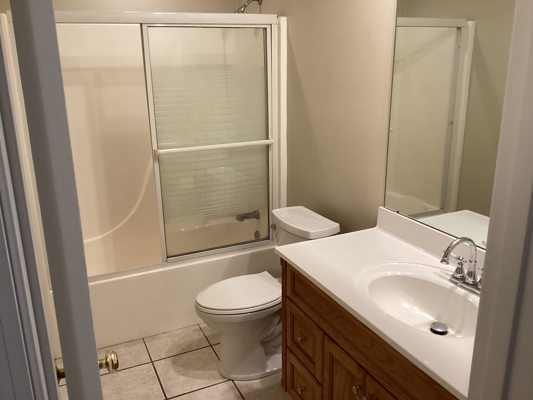 Full bath - 5408 S Y St