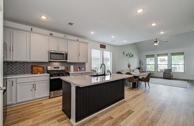 Building Photo - 4722 Crest Hill Dr