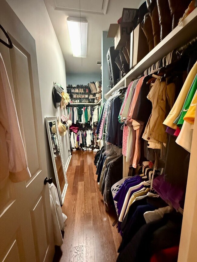 Building Photo - Must See this Beautiful  3/2 Townhome  Available NOW