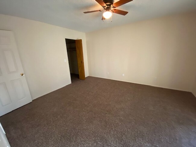 Building Photo - AVAILABLE NOW! 3br/2ba SPACIOUS HOME