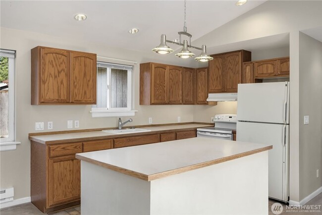 Building Photo - 5Bd/2Ba Shoreline House