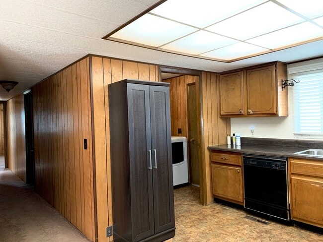 Building Photo - Beautiful Mountain Views, Minutes From I-25!