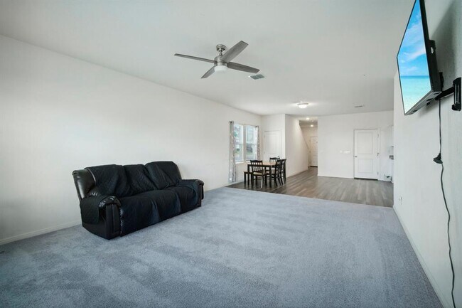 Building Photo - 200 Gemsbok Rd
