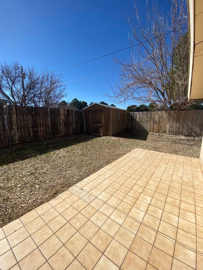 Building Photo - Cute 2 bedroom, 2 bath duplex, spacious ba...