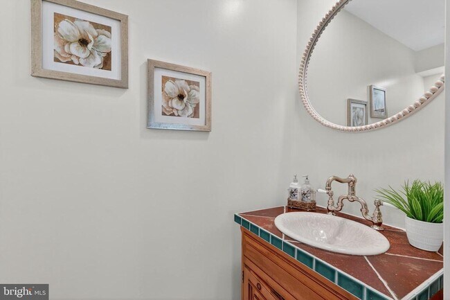 Building Photo - 700 Kahn Pl