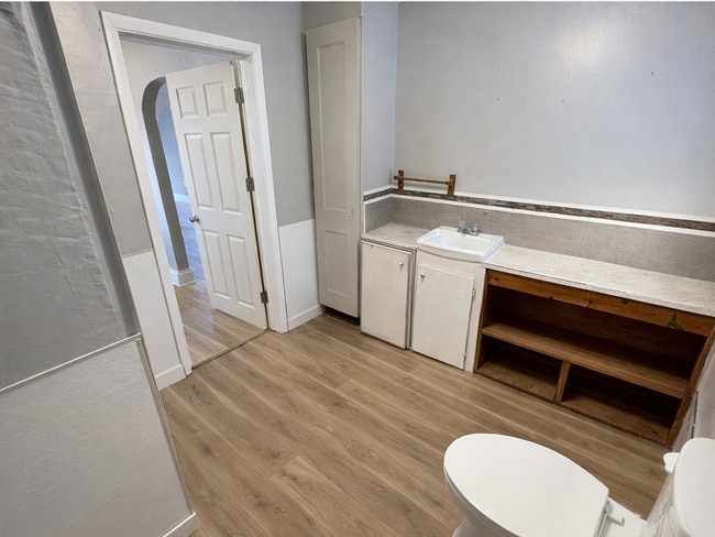 Building Photo - Two bedroom/ Two bath house