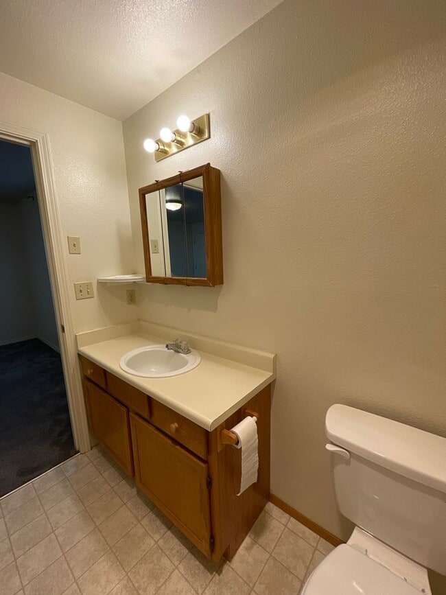 Building Photo - 3 Bedroom / 2 Bathroom Home in SW Redmond