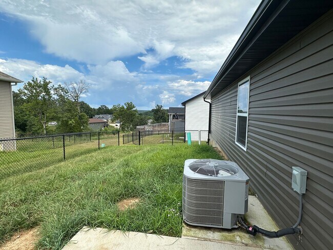 Building Photo - 3 Bedroom 2 Bath Built in 2025