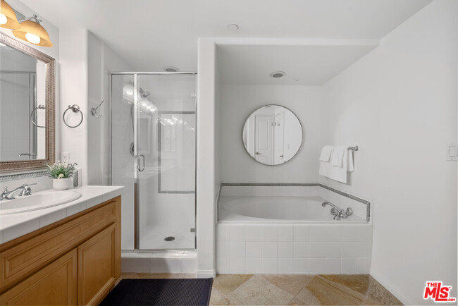 Building Photo - 4320 Tradewinds Dr