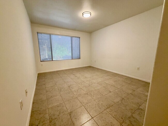 Building Photo - 5710 E Tropicana Ave