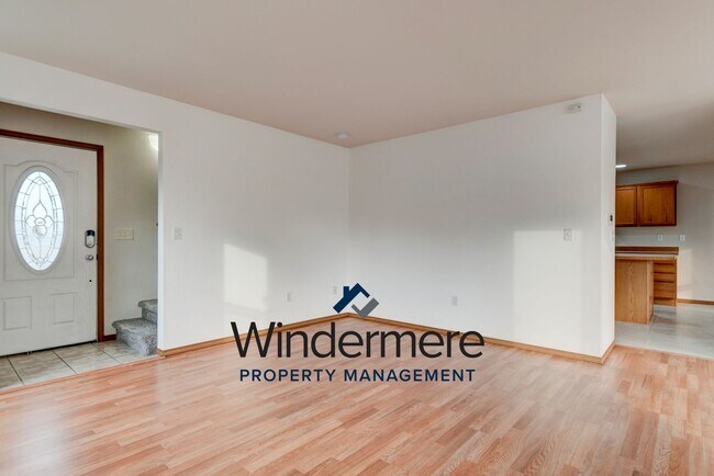 Building Photo - Two story 4 bedroom 2.5 bath Home.