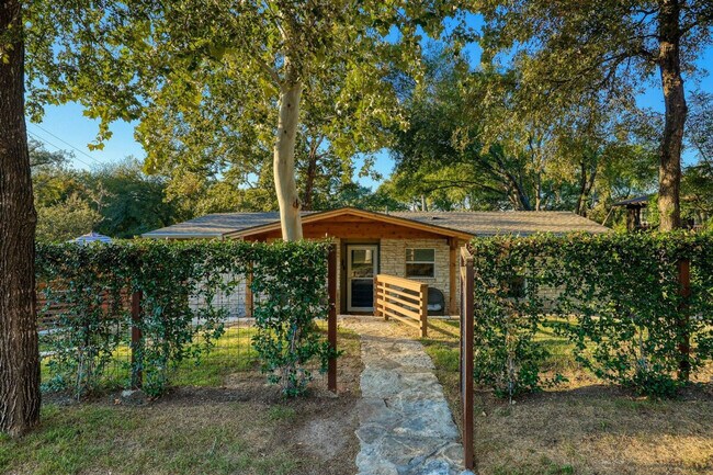 Building Photo - 2906 Westhill Dr