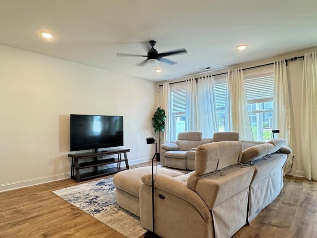 Building Photo - Spacious Luxury 3 Bedroom Townhome for Rent - Great Amenities