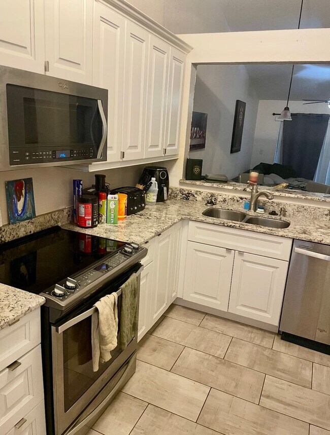 Building Photo - 1 bedroom Creekside Villas Townhome Near O...