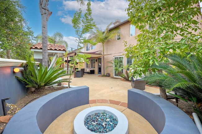 Building Photo - Furnished Rental Available