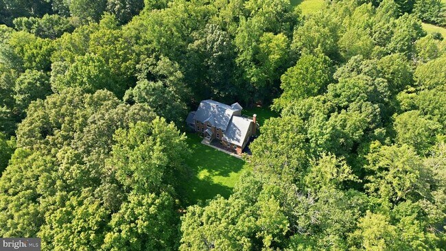 Building Photo - 2 English Hills Dr