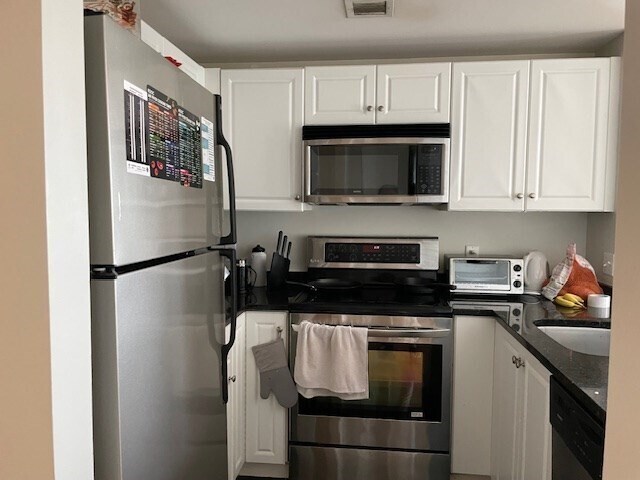 Building Photo - 10 Museum Way