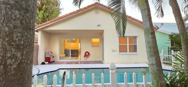 Building Photo - 661 Lake Wellington Dr