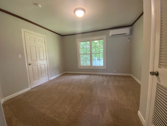 Building Photo - 3 Bedroom, 1 Bathroom House in Liberty!