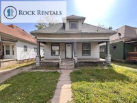 Building Photo - 2 Bed 1 Bath with Off Street Parking