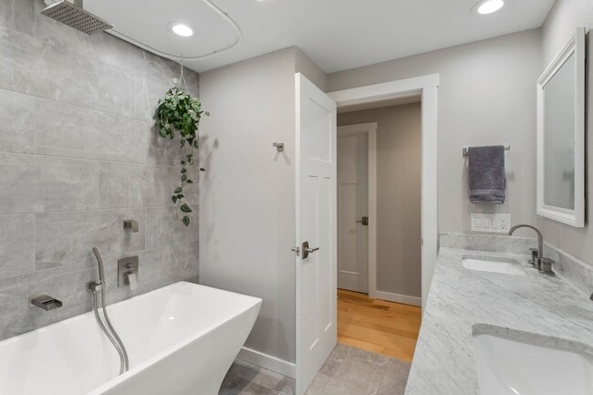 Building Photo - Spectacular View - 3bd/2ba - Custom Remodel - Group and Pet Friendly