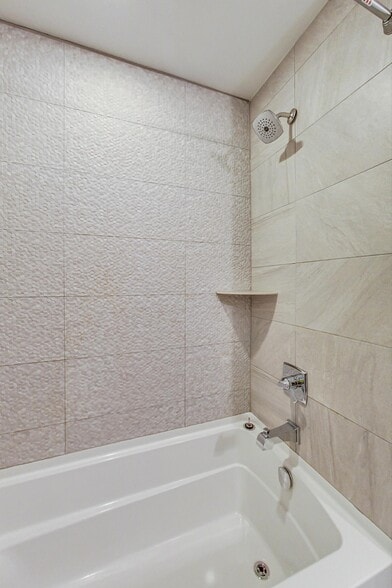 Building Photo - 2341 W North Ave