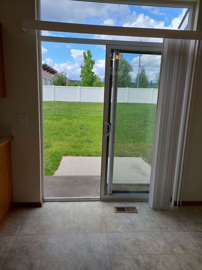 Building Photo - Lovely 3 Bedroom 2 Bath Sunshine Meadows Home for Rent!