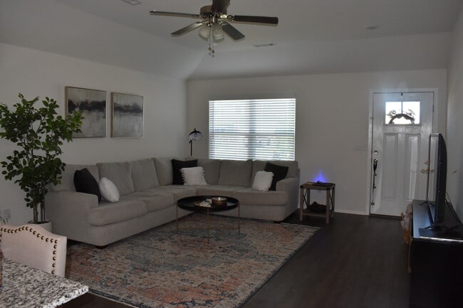 Building Photo - 515 Ashwood St