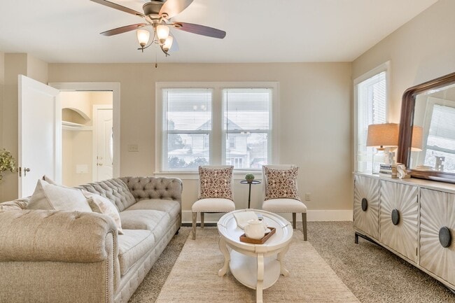 Building Photo - Beautiful Three Bedroom Town Home!