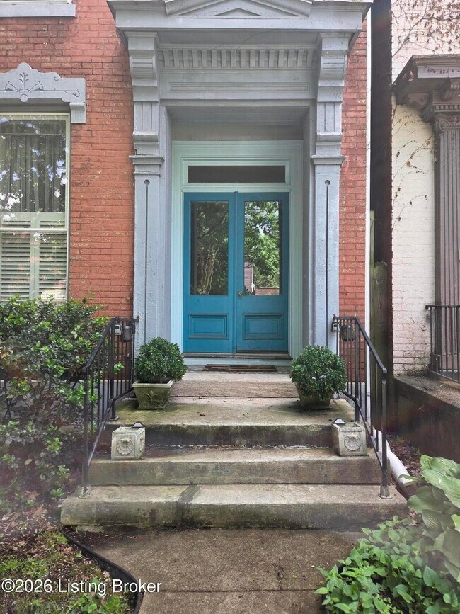 Building Photo - 122 E Oak St
