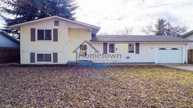 Building Photo - 3 Bed 1.5 Bath with Garage & Fenced Yard
